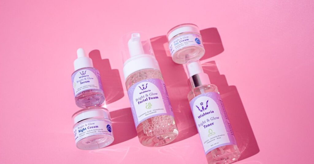シミ予防に効果的な美白化粧水の集合画像。各商品が効果や成分ごとに分類されている。