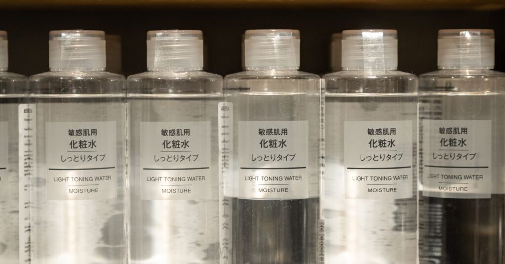 セラミド化粧水を使ったスキンケアルーティンの手順を示すイラスト。洗顔後のステップごとの使い方を説明している。