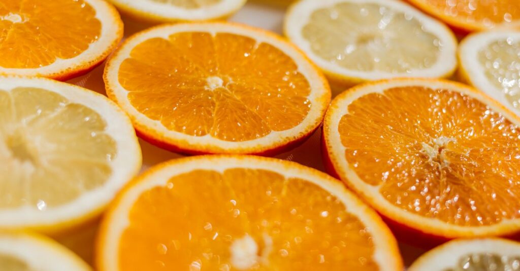 ビタミンC配合の化粧水が毛穴に与える効果を示す解説図