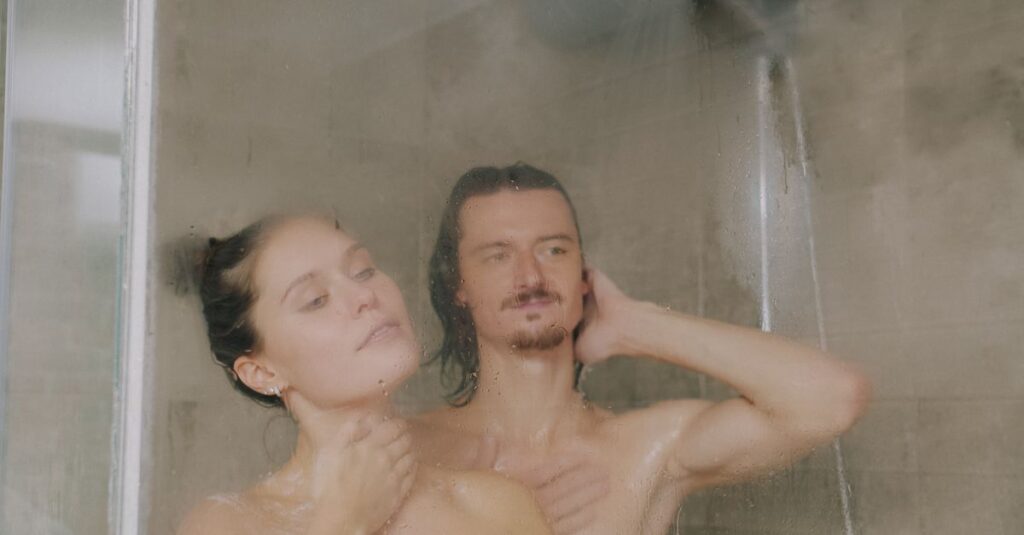 洗顔や入浴で熱すぎるお湯を使い、肌にダメージを与えてしまう女性のイメージ