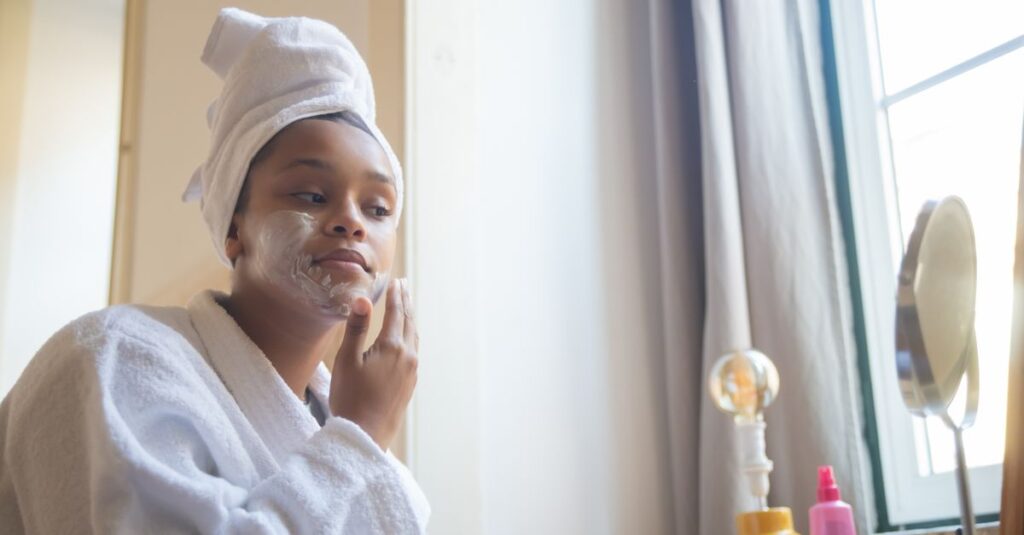プチプラ価格でも保湿力が高いスキンケア商品が並び、価格と容量が視覚的に比較できる画像。