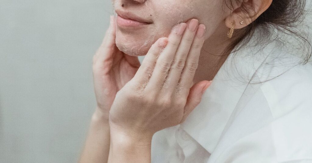 自分にぴったりのクレンジングを選んで肌本来の力を育てている女性のイメージ画像。