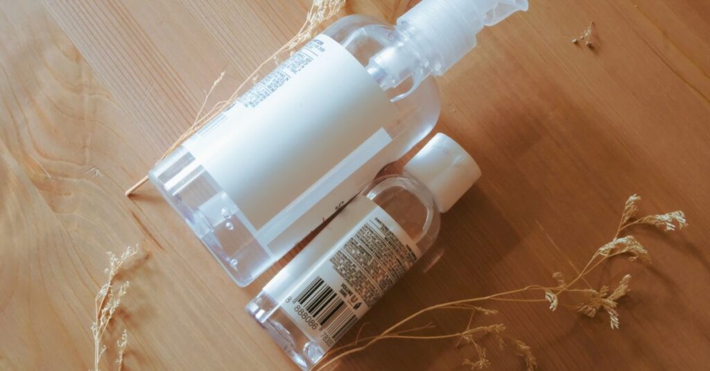 LIPSや@cosme、楽天市場でのクレンジング商品のレビューを見比べているイメージ画像。